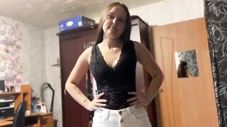 Skinny tattooed teen cheats on her husband with a delivery guy for 3 pizzas