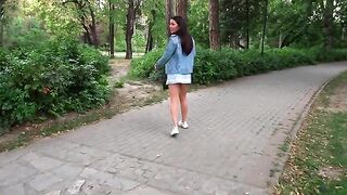 Quick and passionate sex in the park with hot babe
