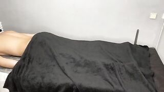 Masseuse fucked a client during an oil massage