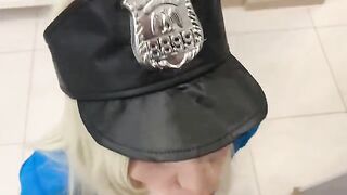 A police girl arrived at the apartment to capture the robber, but things took an unexpected turn