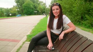 A risky blowjob in the park with a hot brunette babe and a thrilling finish
