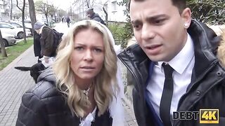 The blonde is having sex with a collector before marriage