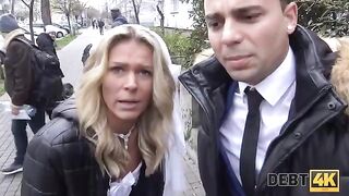 The blonde is having sex with a collector before marriage