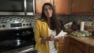 My nerdy stepmom with a big ass fucks me in the morning in the kitchen