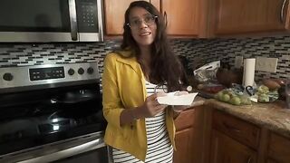 My nerdy stepmom with a big ass fucks me in the morning in the kitchen