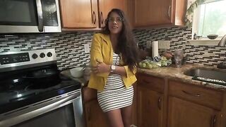 My nerdy stepmom with a big ass fucks me in the morning in the kitchen