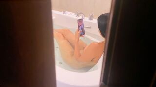 Mi hermanastra me esconde en la bañera y se deja llevar por mi imaginación