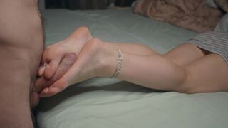 Petite babe shows off tiny feet and skills in foot job