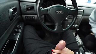 Hot blonde met her fan and gave him a blowjob in the car