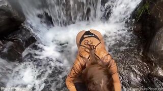 Amateur porn with a hot girl at the waterfall for 25K
