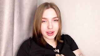 A juicy girl with a nice ass masturbates at home and comes