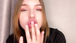 A juicy girl with a nice ass masturbates at home and comes