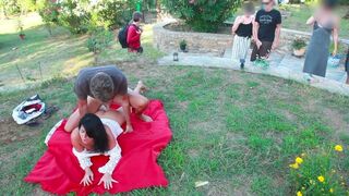 A guy fucked a girl in the meadow and cummed on her face