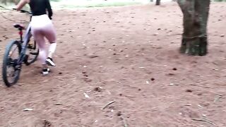 A beautiful girl and I have sex in the middle of nature, it's amazing!