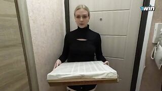The courier got hungry and worked for her pizza with her pussy