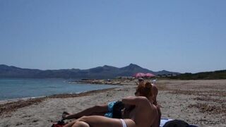 Public blowjob on the beach with a thrilling finish