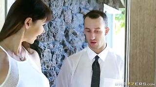 A beautiful woman seduced the nobleman for sex