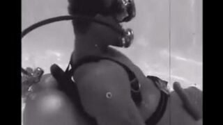 During the dive, the beauty made a blowjob to an underwater technician