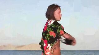 The member shows the girl on the beach nakedness