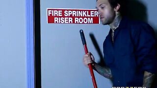 A hot chick called a cleaner to her house, and they got down and dirty