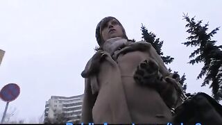 A girl from the street took money for her mouth, showing professionalism