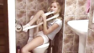 A guy met a pretty girl in the toilet and they got down to it
