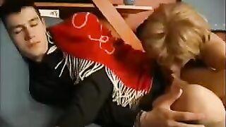A mom woke up her son with a blowjob, what a crazy life
