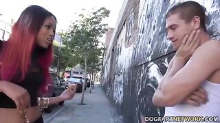 Nicole Apples showed the basics of sex machine to Mulatochka