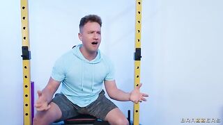 The pretty girl is fucking with her boyfriend in the gym locker room