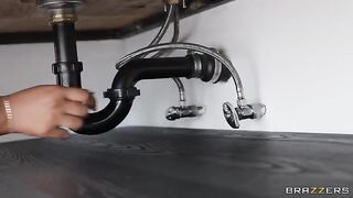 The girl called a plumber to clean the pipes and got fucked