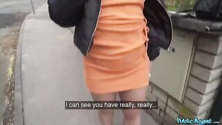 Italian beauty lost her phone on the street