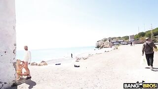 Babe fucked in her ass holes on the public beach
