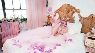 A girl with a beautiful body is fucking with sex toys and makes cumshots