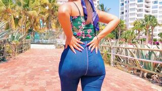 Babe from Colombia shakes big ass on the camera