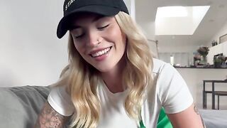 Starbucks barista cheats on her boyfriend with a customer