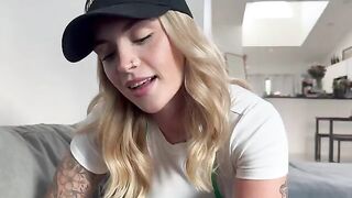 Starbucks barista cheats on her boyfriend with a customer