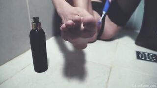 In the shower, beauty plays with her pussy with toys