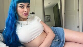 A big-breasted stepsister is always attractive to men