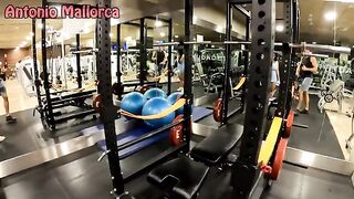 You can't ruin this ass with sports - Fit girl twerks in gym