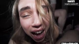 A girl is too sexy, she makes her boyfriend lose his mind