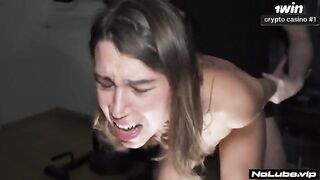 A girl is too sexy, she makes her boyfriend lose his mind