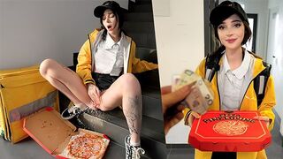 A pizza delivery girl got cum on her face, it’s beautiful!