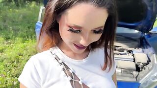 A fit girl with a perfect body got fucked in the car